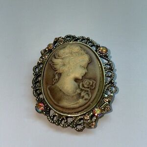 Vintage Fashion Cameo Brooch / Pendant